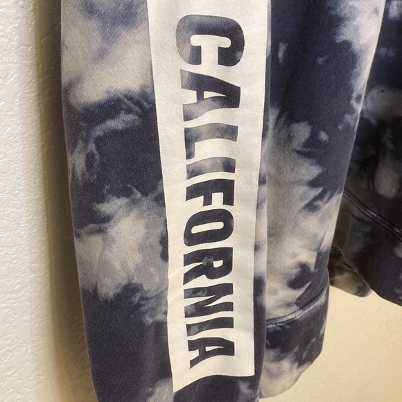 XL Hollister blue white tie die shirt. - Picture 5 of 6